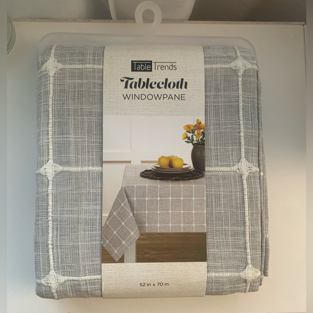 Table trends tablecloth, NWT